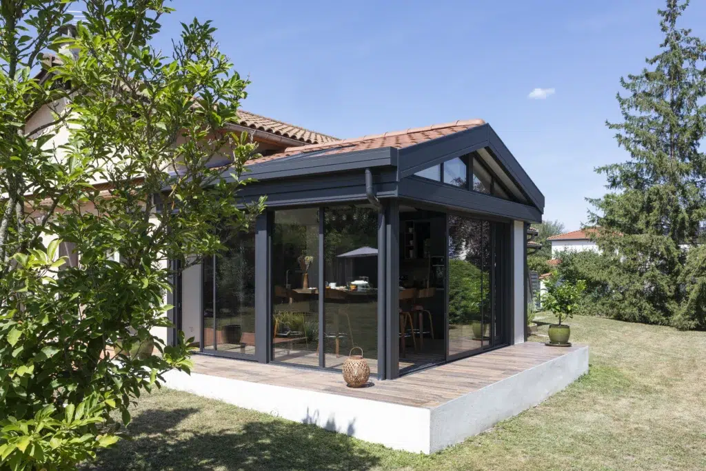 Un agrandissement de maison moderne, réalisé par Vie & Véranda