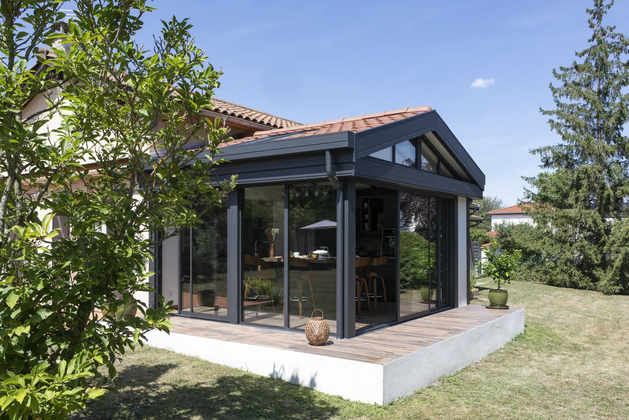 Un agrandissement de maison moderne, réalisé par Vie & Véranda