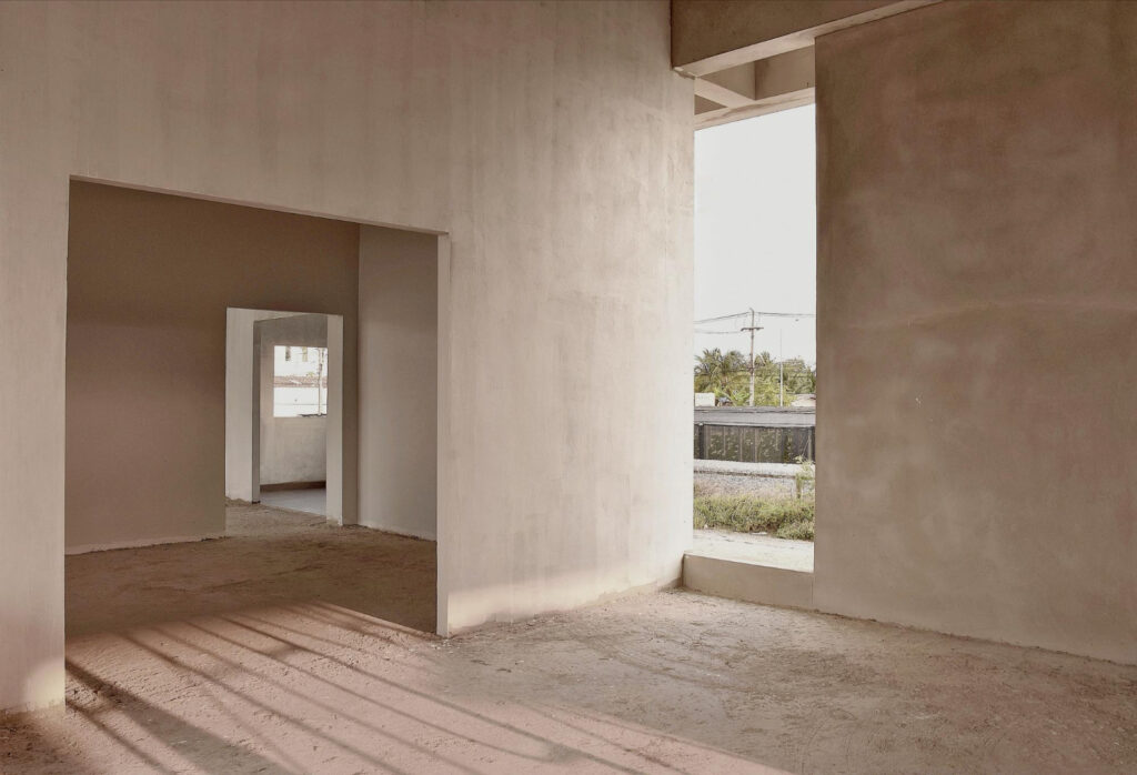 Des murs construits avec des moules à béton