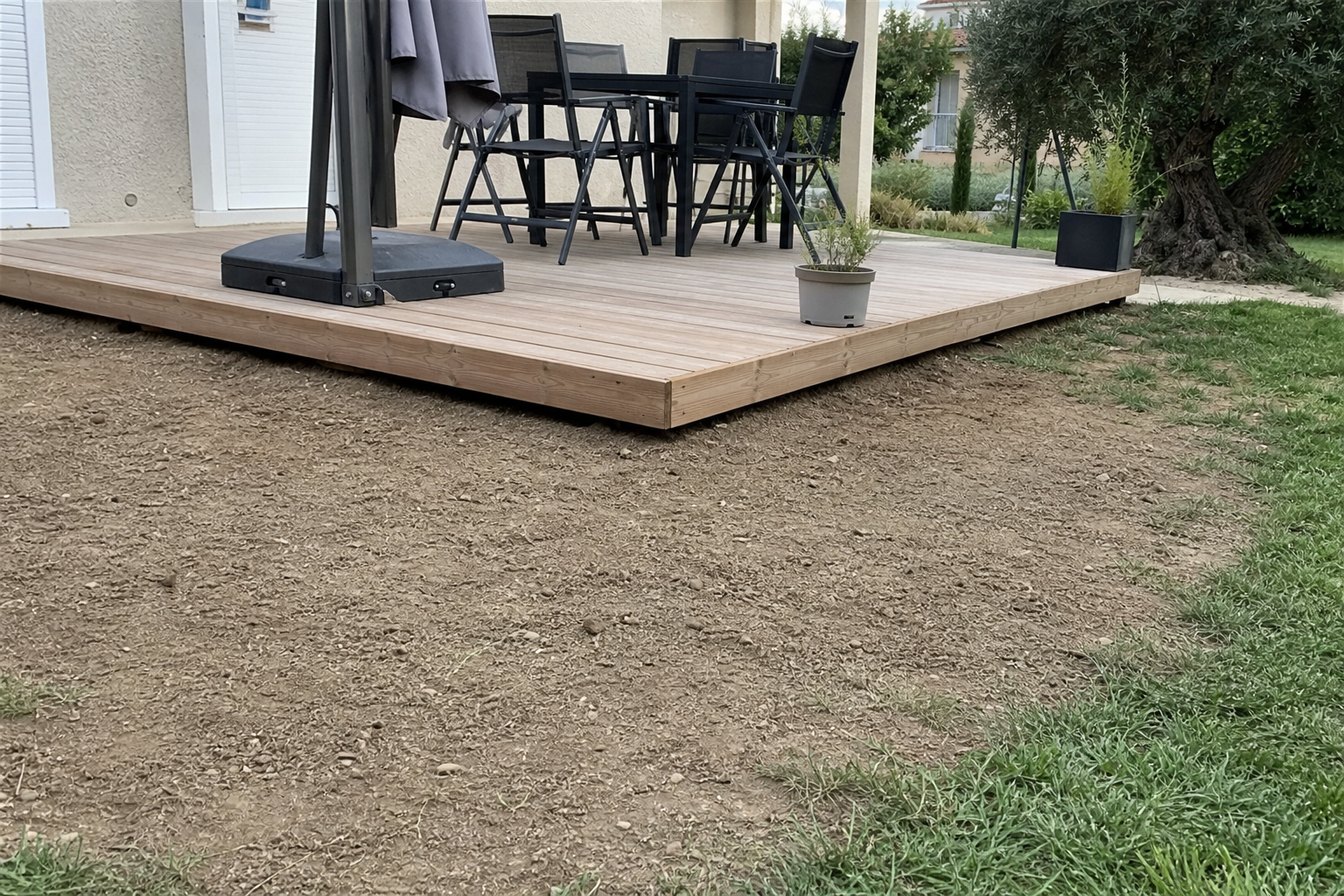Terrasse en bois surélevée avec table et chaises