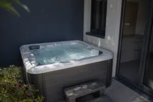 Spa extérieur avec eau bouillonnante sur terrasse