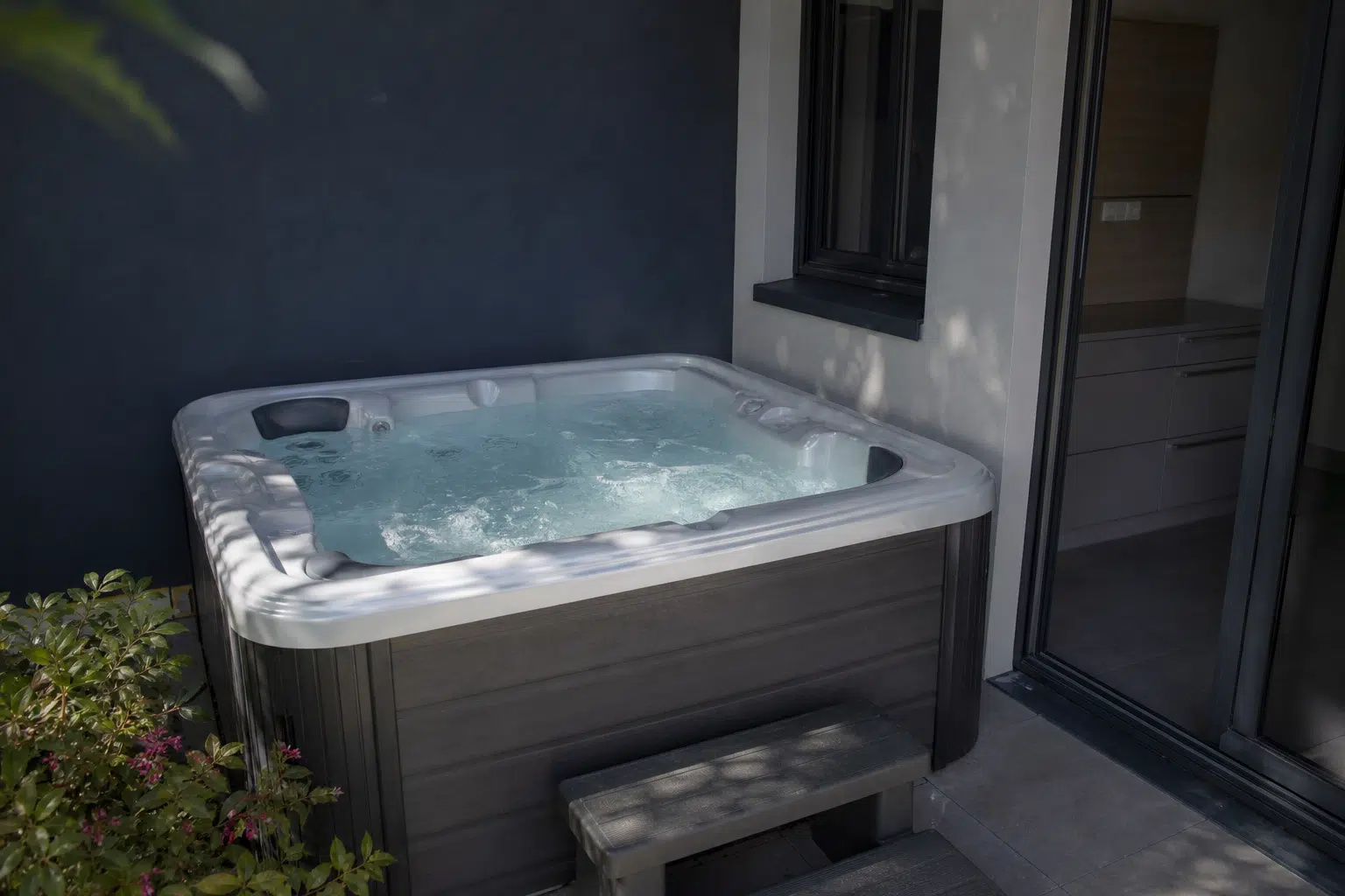 Spa extérieur avec eau bouillonnante sur terrasse